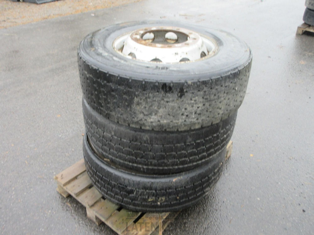 Renkaat vanteilla 315/70 R22,5 3kpl - 휠 및 타이어 패키지 건설기계 용 : 사진 4 Renkaat vanteilla 315/70 R22,5 3kpl - 휠 및 타이어 패키지 건설기계 용 : 사진 4