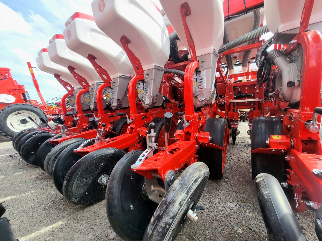 Ozdoken six-row pneumatic precision seeder, VPKT-DG6, PVC fertiliser tank - on stock - 정밀 파종기 : 사진 5 Ozdoken six-row pneumatic precision seeder, VPKT-DG6, PVC fertiliser tank - on stock - 정밀 파종기 : 사진 5