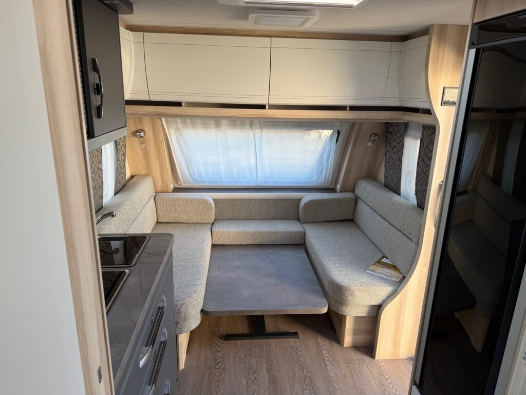 신규 캐러밴 HOBBY DE LUXE 495 WFB 2025 : 사진 6 신규 캐러밴 HOBBY DE LUXE 495 WFB 2025 : 사진 6