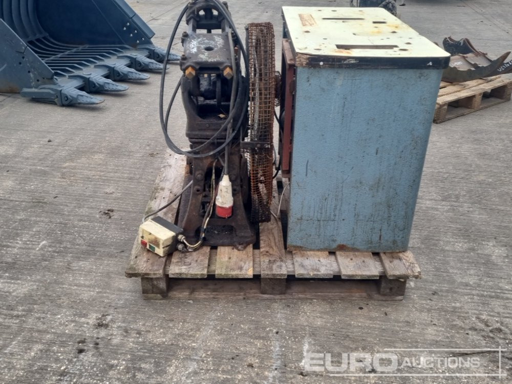 415 Volt Workshop Saw, Tool Cabinet - 건설장비 : 사진 3 415 Volt Workshop Saw, Tool Cabinet - 건설장비 : 사진 3