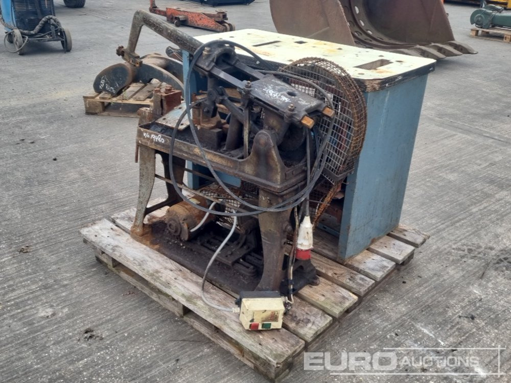 415 Volt Workshop Saw, Tool Cabinet - 건설장비 : 사진 2 415 Volt Workshop Saw, Tool Cabinet - 건설장비 : 사진 2