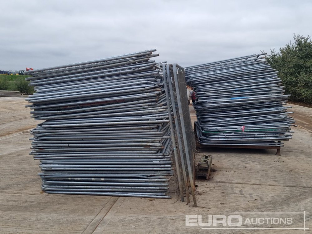 Bundle of Heras Fencing (3 of), Bundle of Metal Safety Barriers, Bundle of Plastic Safety Barriers - 건설장비 : 사진 4 Bundle of Heras Fencing (3 of), Bundle of Metal Safety Barriers, Bundle of Plastic Safety Barriers - 건설장비 : 사진 4
