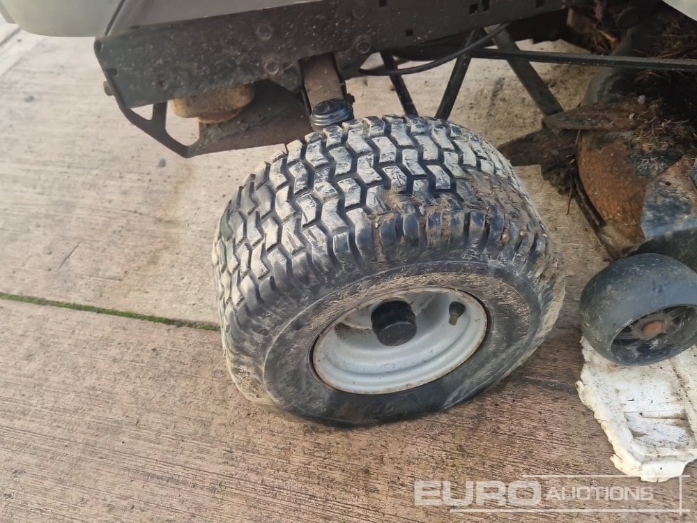 Husqvarna Petrol Ride on Lawnmower (Non Runner) - 정원 모어 : 사진 5 Husqvarna Petrol Ride on Lawnmower (Non Runner) - 정원 모어 : 사진 5