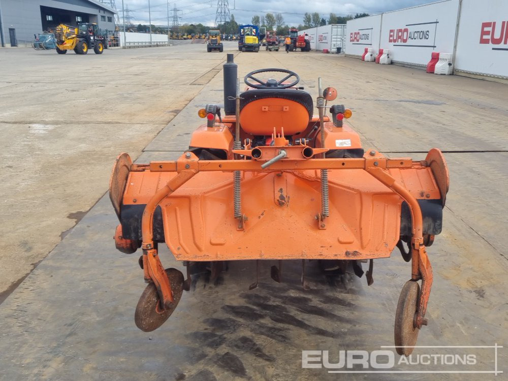 Kubota B1502 - 스트래들 트랙터 : 사진 4 Kubota B1502 - 스트래들 트랙터 : 사진 4