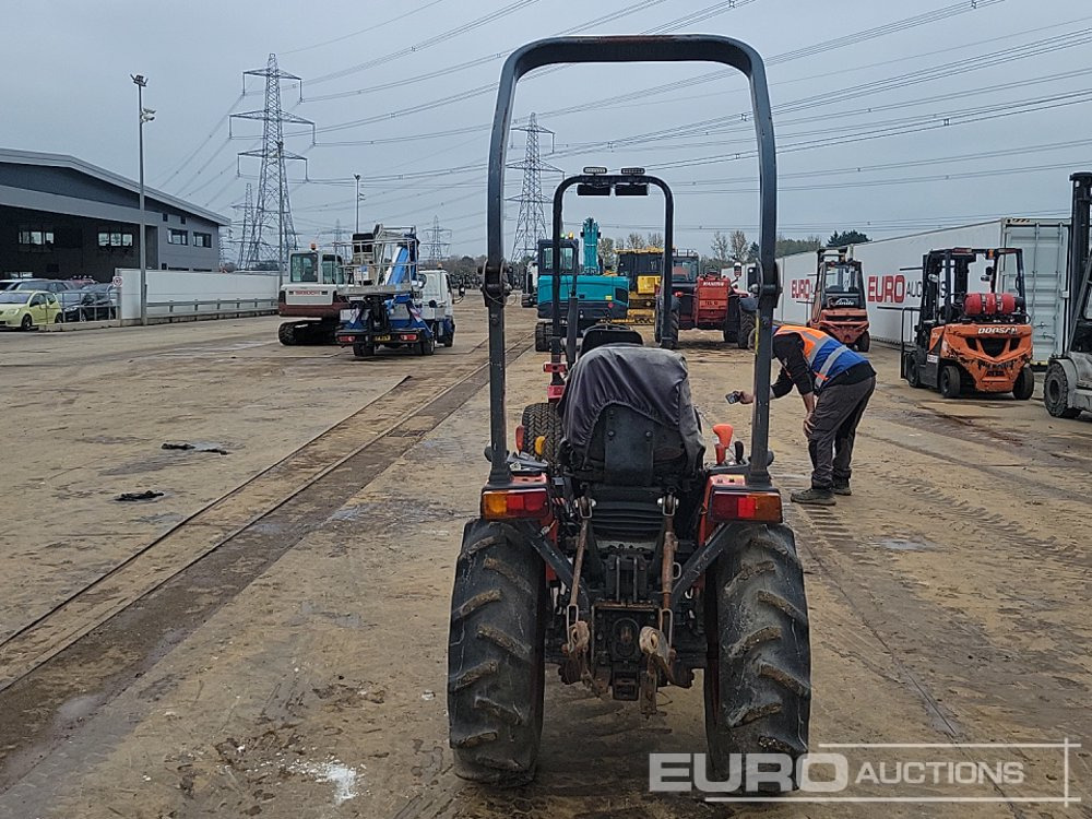 Kubota B2420 - 스트래들 트랙터 : 사진 4 Kubota B2420 - 스트래들 트랙터 : 사진 4