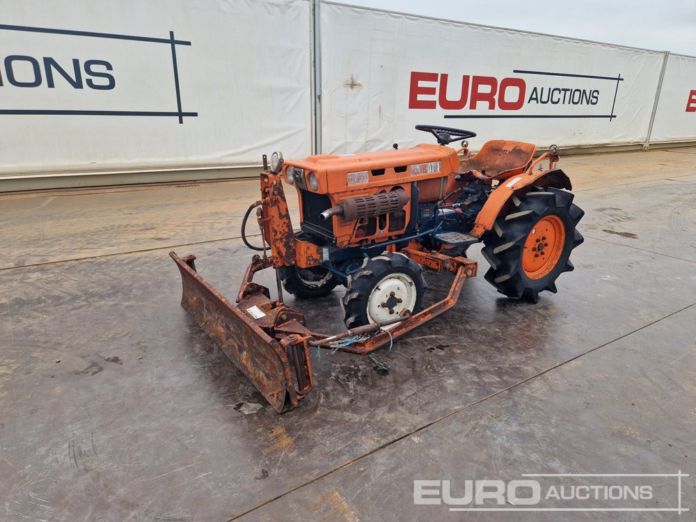 Kubota B7001 - 스트래들 트랙터 : 사진 1 Kubota B7001 - 스트래들 트랙터 : 사진 1