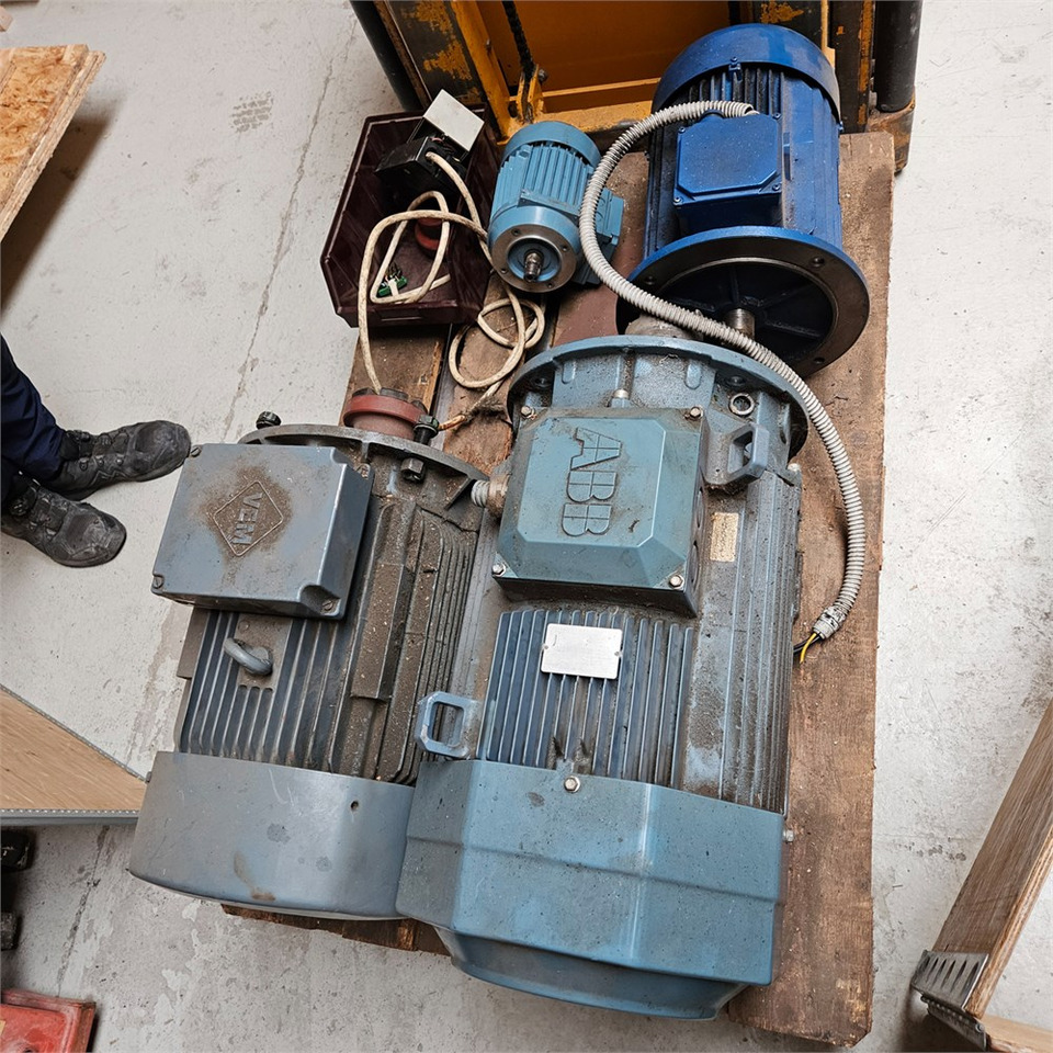 ABB MT80A19F100-2 / M3AA180MLB4 - 기계 공구 : 사진 3 ABB MT80A19F100-2 / M3AA180MLB4 - 기계 공구 : 사진 3