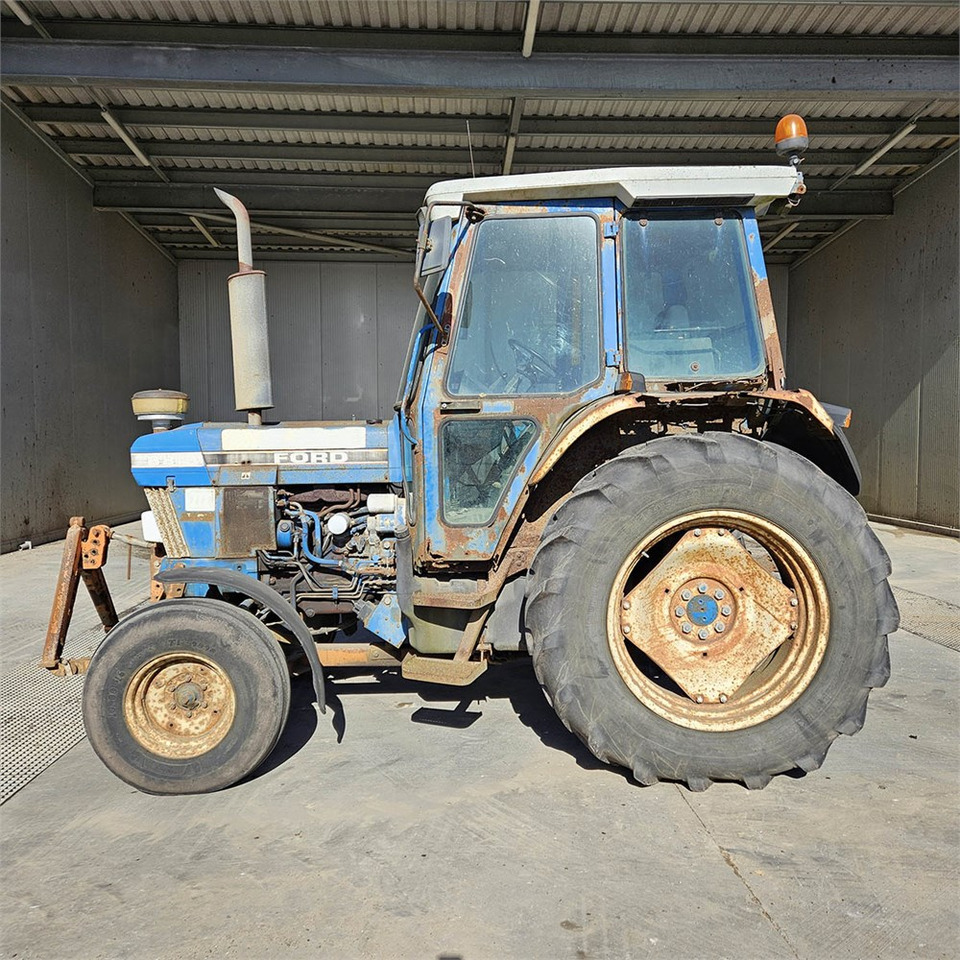 Ford 6810 - 장궤형 트랙터 : 사진 2 Ford 6810 - 장궤형 트랙터 : 사진 2