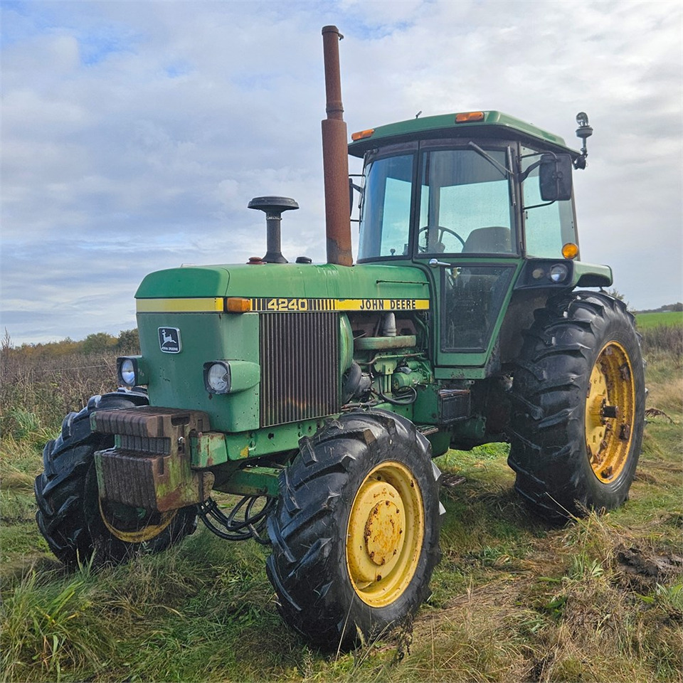 John Deere 4240 - 장궤형 트랙터 : 사진 3 John Deere 4240 - 장궤형 트랙터 : 사진 3