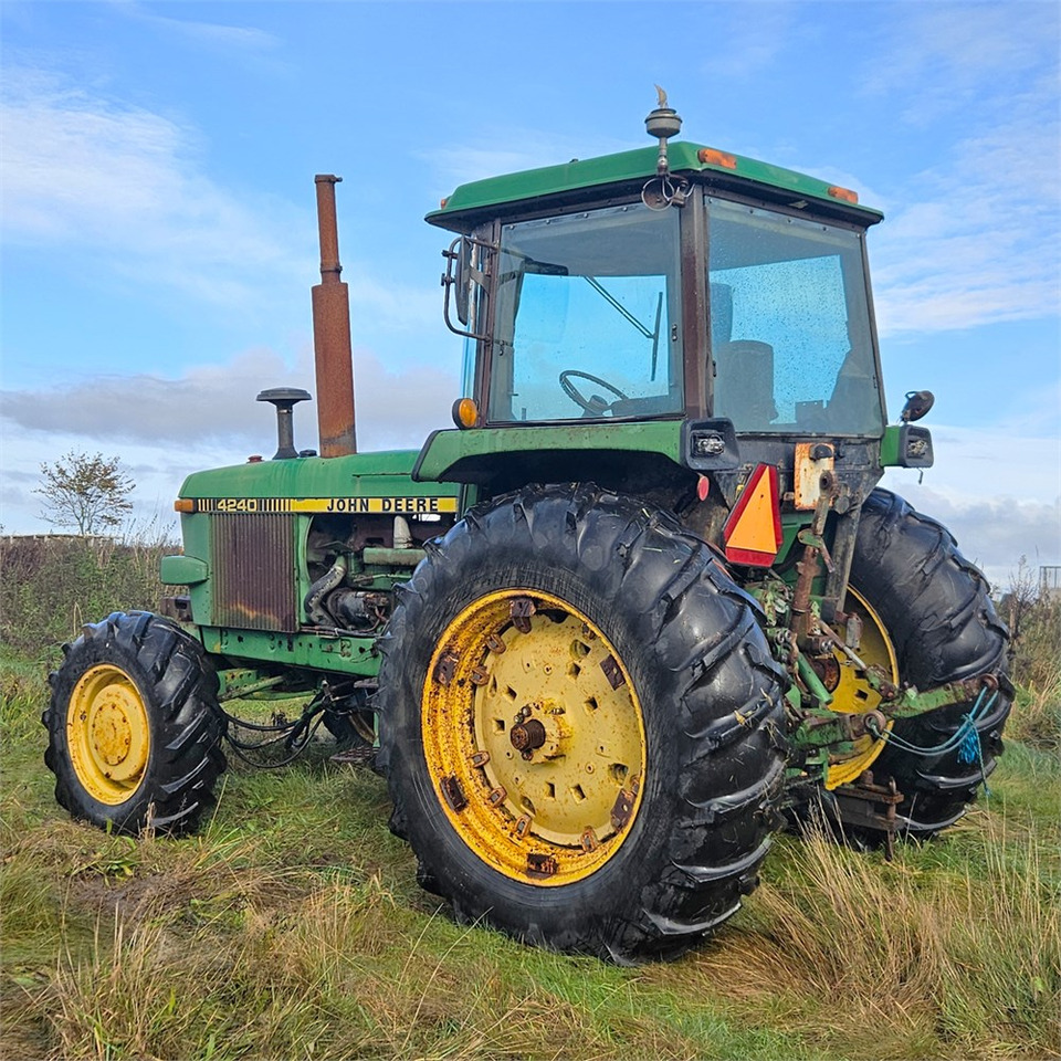 John Deere 4240 - 장궤형 트랙터 : 사진 5 John Deere 4240 - 장궤형 트랙터 : 사진 5