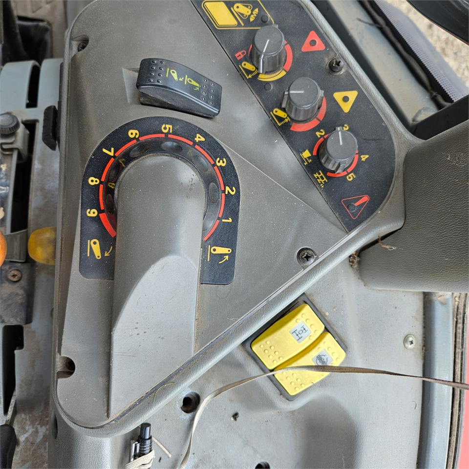 장궤형 트랙터 Massey Ferguson 4270 : 사진 16