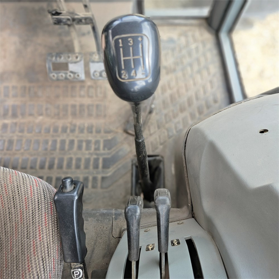 장궤형 트랙터 Massey Ferguson 4270 : 사진 12