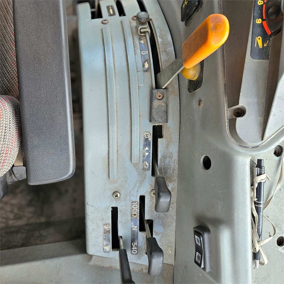 장궤형 트랙터 Massey Ferguson 4270 : 사진 13