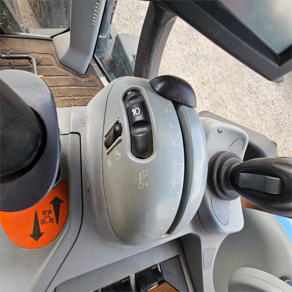 장궤형 트랙터 New Holland T8.390 : 사진 18