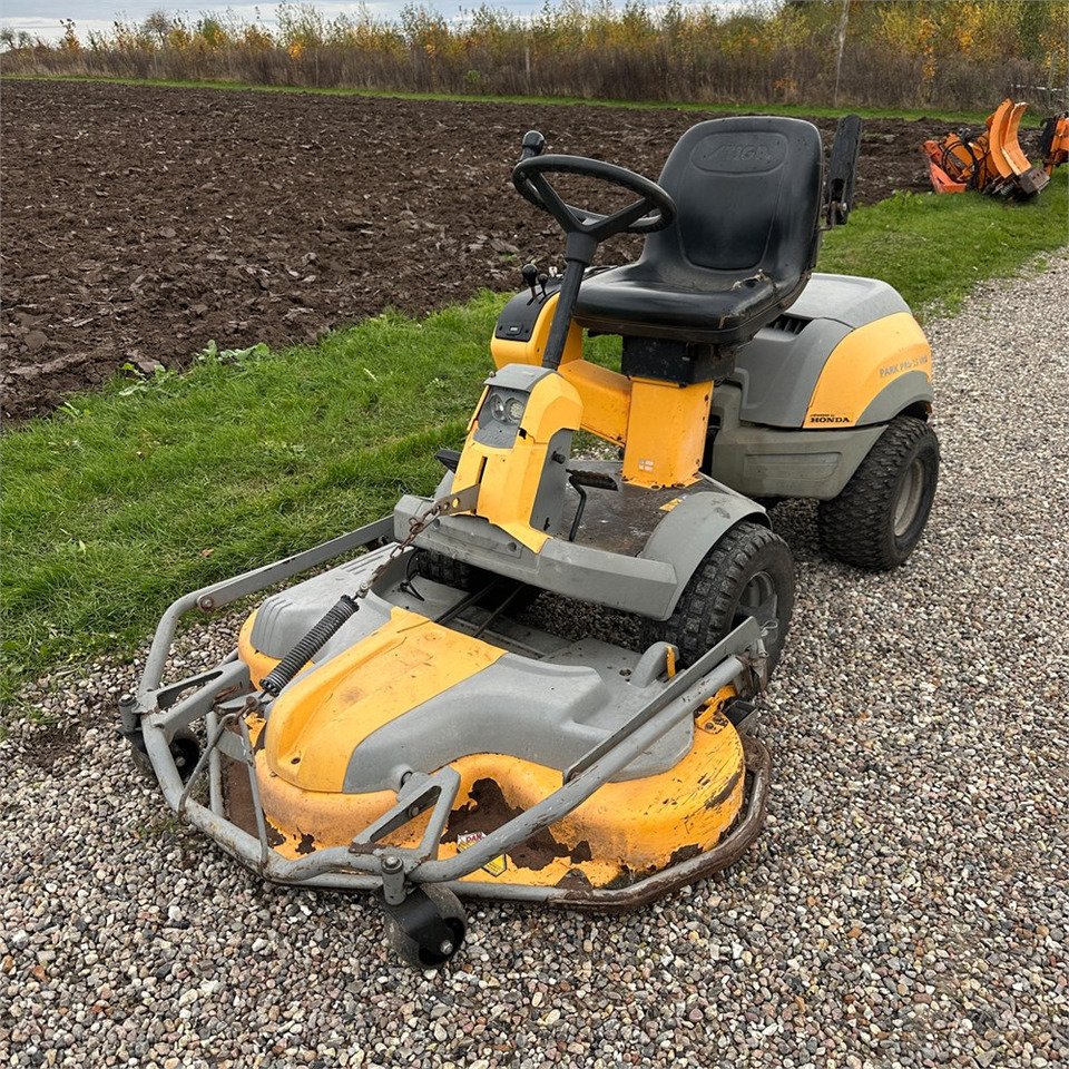 Stiga P901 Parkpro 25 4WD - 정원 모어 : 사진 3 Stiga P901 Parkpro 25 4WD - 정원 모어 : 사진 3