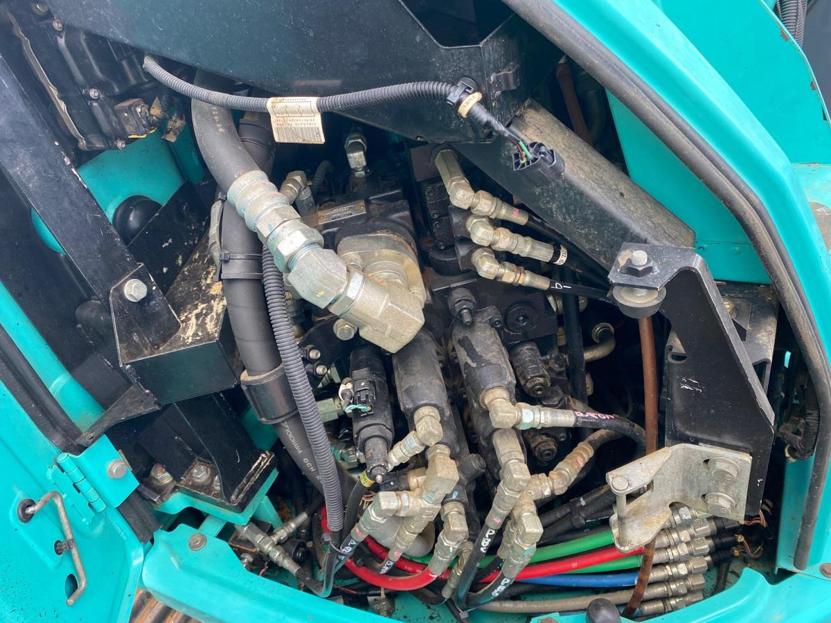 크롤러 굴삭기 Kobelco SK 140SRLC-5 : 사진 23