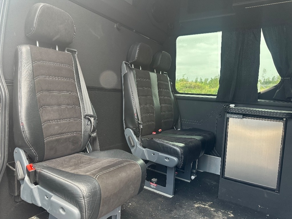 Iveco Daily 35S16A8 1+5 hlö retkeilyauto - 패널 밴 : 사진 5 Iveco Daily 35S16A8 1+5 hlö retkeilyauto - 패널 밴 : 사진 5