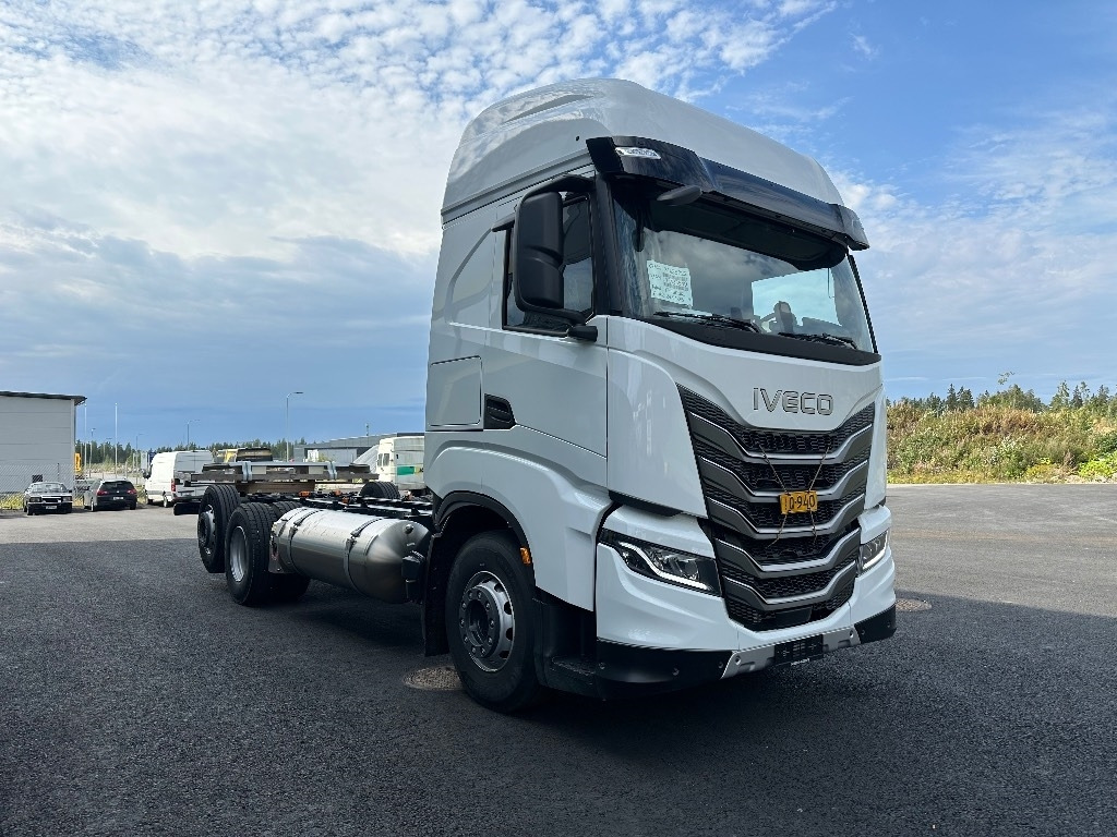 Iveco S-Way AS26S50 NP 2xLNG 6x2*4 - 캡 새시 트럭 : 사진 3 Iveco S-Way AS26S50 NP 2xLNG 6x2*4 - 캡 새시 트럭 : 사진 3
