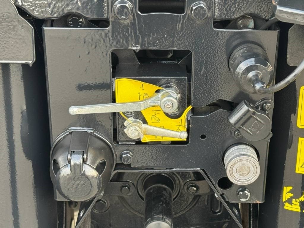 리스 New Holland T7.270 Auto Command, frontlinkage + PTO,1091 hr  New Holland T7.270 Auto Command, frontlinkage + PTO,1091 hr : 사진 33