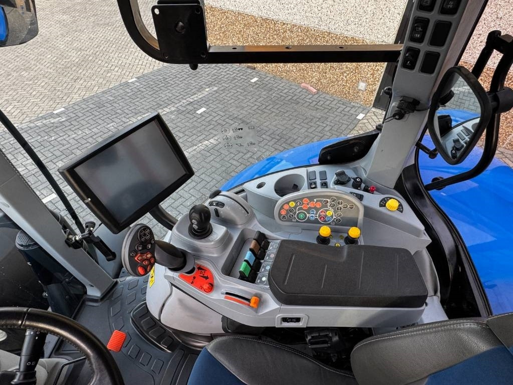 리스 New Holland T7.270 Auto Command, frontlinkage + PTO,1091 hr  New Holland T7.270 Auto Command, frontlinkage + PTO,1091 hr : 사진 22