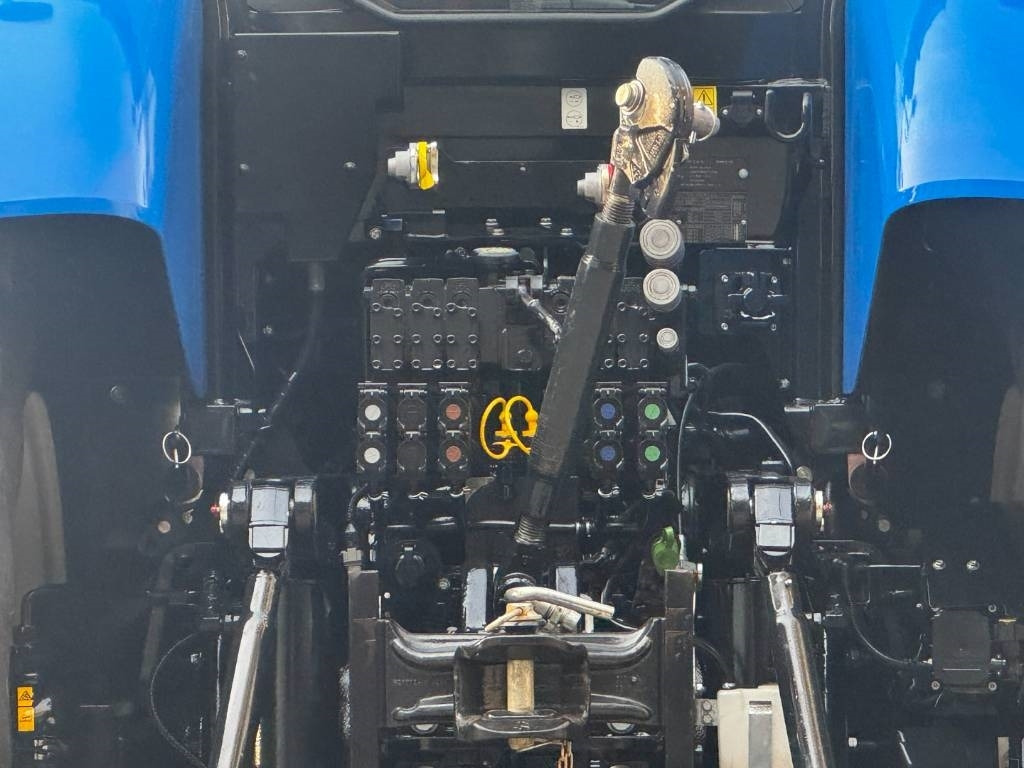 리스 New Holland T7.270 Auto Command, frontlinkage + PTO,1091 hr  New Holland T7.270 Auto Command, frontlinkage + PTO,1091 hr : 사진 14