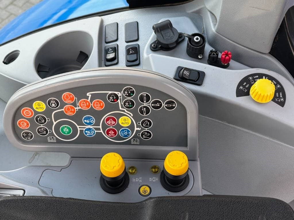 리스 New Holland T7.270 Auto Command, frontlinkage + PTO,1091 hr  New Holland T7.270 Auto Command, frontlinkage + PTO,1091 hr : 사진 23