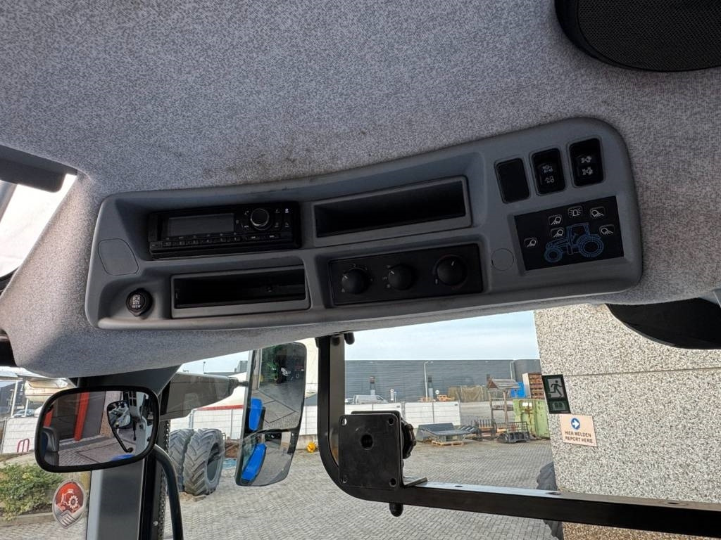 리스 New Holland T7.270 Auto Command, frontlinkage + PTO,1091 hr  New Holland T7.270 Auto Command, frontlinkage + PTO,1091 hr : 사진 26