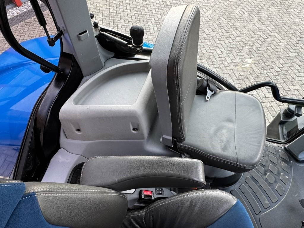 리스 New Holland T7.270 Auto Command, frontlinkage + PTO,1091 hr  New Holland T7.270 Auto Command, frontlinkage + PTO,1091 hr : 사진 32