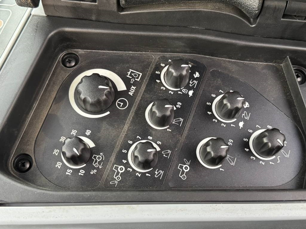 리스 New Holland T7.270 Auto Command, frontlinkage + PTO,1091 hr  New Holland T7.270 Auto Command, frontlinkage + PTO,1091 hr : 사진 31