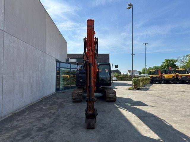 Hitachi ZX225USLC-6 - 크롤러 굴삭기 : 사진 2 Hitachi ZX225USLC-6 - 크롤러 굴삭기 : 사진 2