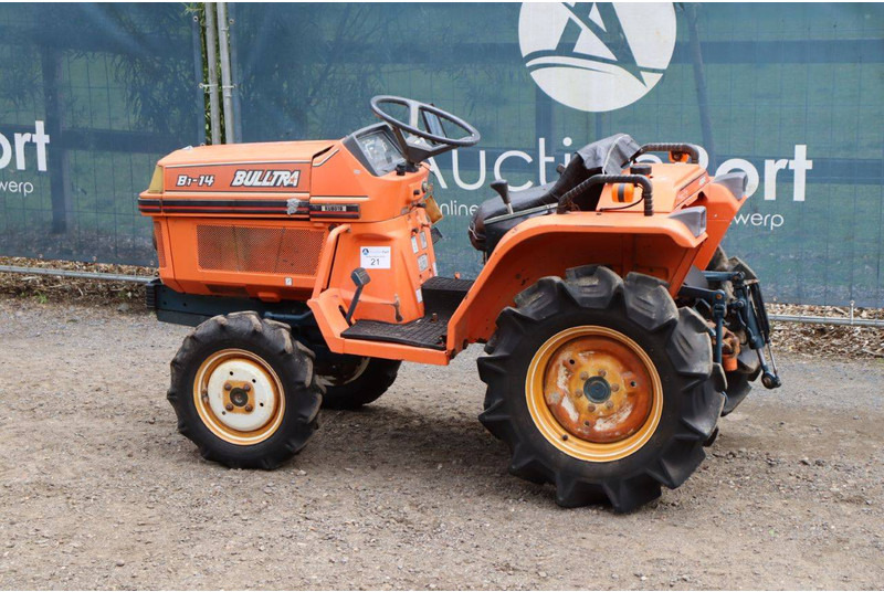 Kubota B1-14 Bulltra - 장궤형 트랙터 : 사진 3 Kubota B1-14 Bulltra - 장궤형 트랙터 : 사진 3