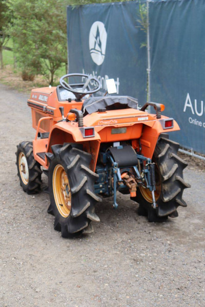 Kubota B1-14 Bulltra - 장궤형 트랙터 : 사진 4 Kubota B1-14 Bulltra - 장궤형 트랙터 : 사진 4