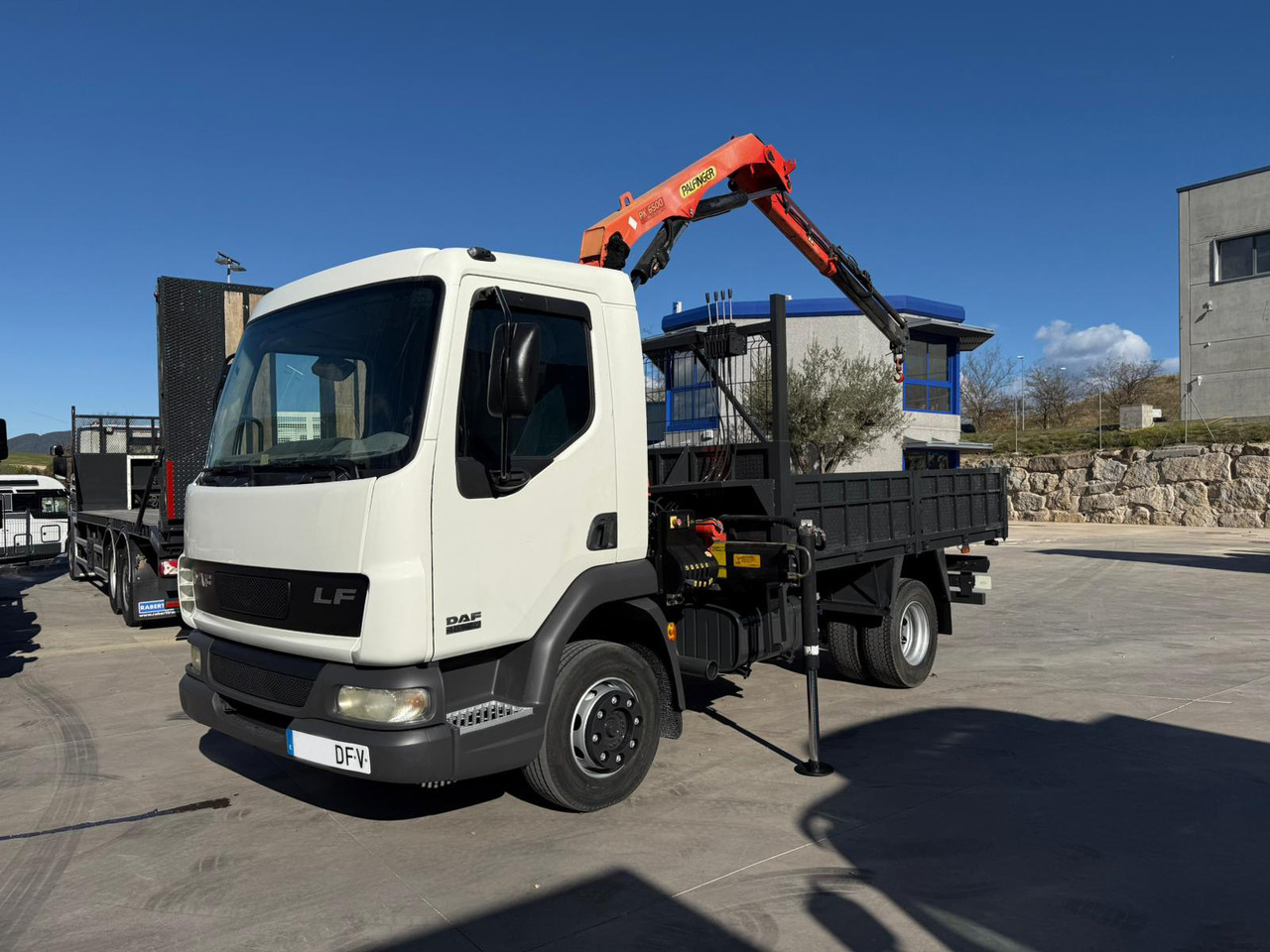 DAF LF FA 45.180 (Platform and Crane) - 드롭사이드/ 플랫베드 트럭, 크레인 트럭 : 사진 5 DAF LF FA 45.180 (Platform and Crane) - 드롭사이드/ 플랫베드 트럭, 크레인 트럭 : 사진 5
