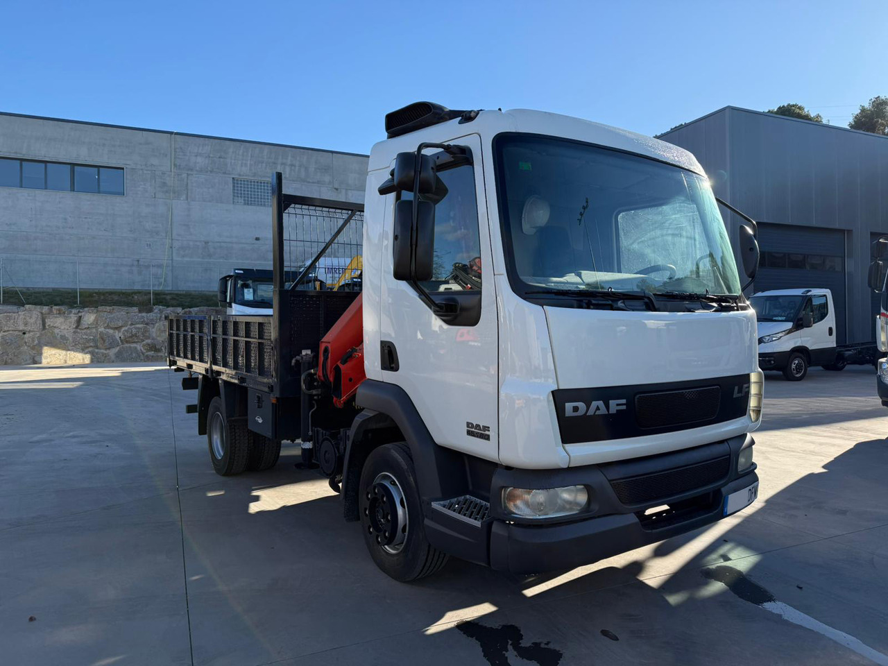 DAF LF FA 45.180 (Platform and Crane) - 드롭사이드/ 플랫베드 트럭, 크레인 트럭 : 사진 2 DAF LF FA 45.180 (Platform and Crane) - 드롭사이드/ 플랫베드 트럭, 크레인 트럭 : 사진 2