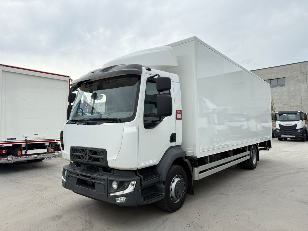 RENAULT D E6 (VAN) - 박스 트럭 : 사진 1 RENAULT D E6 (VAN) - 박스 트럭 : 사진 1