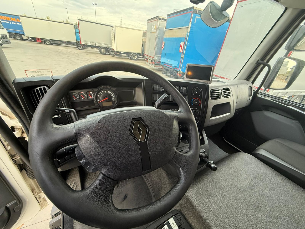 RENAULT D12.240 E6 (Tauliner) - 커튼사이더 트럭 : 사진 5 RENAULT D12.240 E6 (Tauliner) - 커튼사이더 트럭 : 사진 5