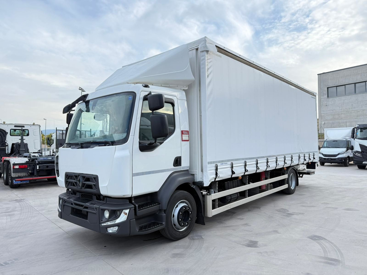 RENAULT D12.240 E6 (Tauliner) - 커튼사이더 트럭 : 사진 1 RENAULT D12.240 E6 (Tauliner) - 커튼사이더 트럭 : 사진 1