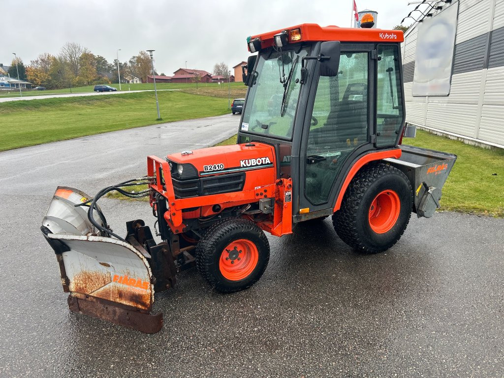 Kubota B2410 4WD med vikplog & sandspridare - 장궤형 트랙터 : 사진 1 Kubota B2410 4WD med vikplog & sandspridare - 장궤형 트랙터 : 사진 1