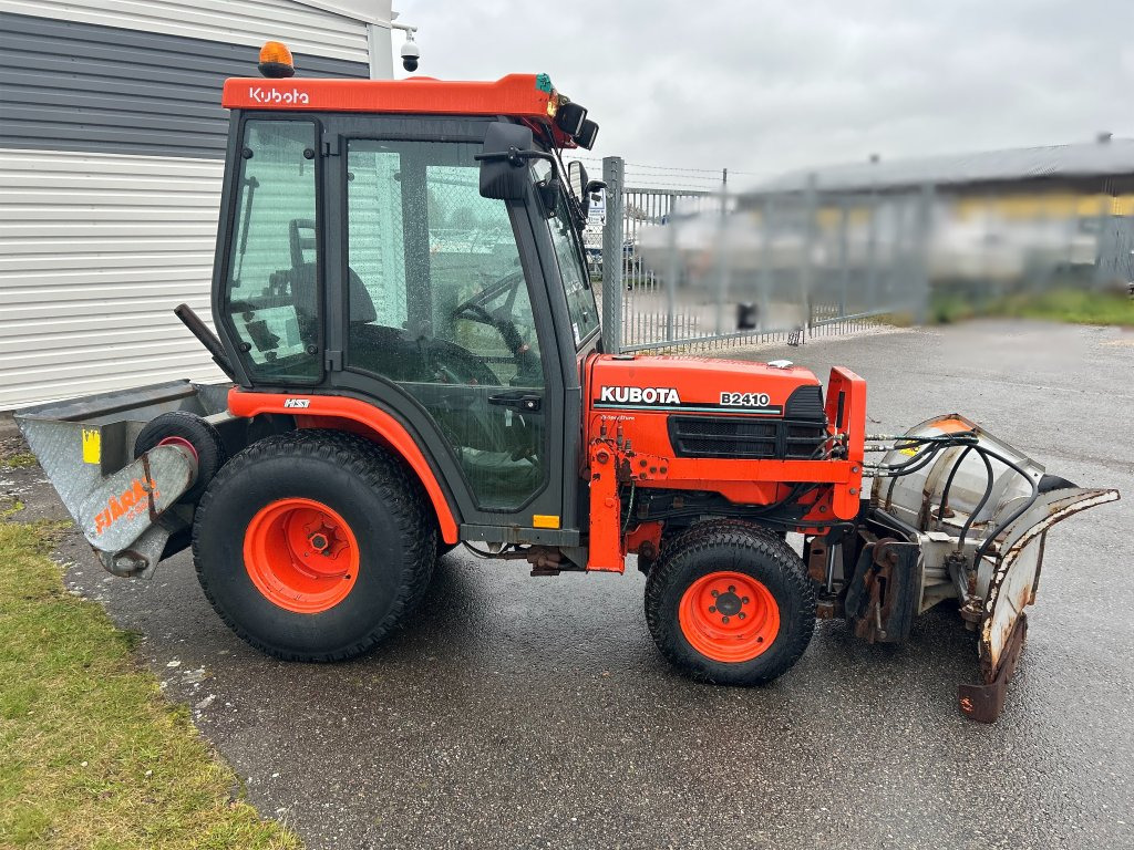 Kubota B2410 4WD med vikplog & sandspridare - 장궤형 트랙터 : 사진 5 Kubota B2410 4WD med vikplog & sandspridare - 장궤형 트랙터 : 사진 5