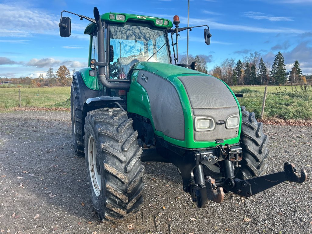 Valtra T140 4WD med frontlyft - 장궤형 트랙터 : 사진 4 Valtra T140 4WD med frontlyft - 장궤형 트랙터 : 사진 4