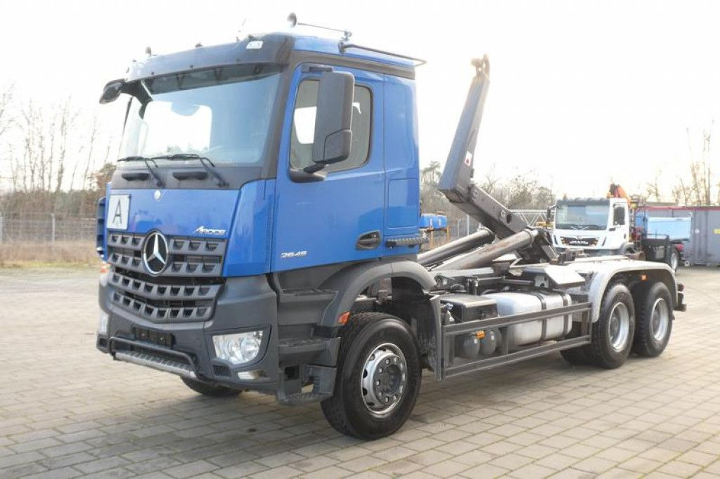 Mercedes-Benz Arocs 2645 K 6x4 Abrollkipper Meiller deutsch to - 후크 리프트 트럭 : 사진 1 Mercedes-Benz Arocs 2645 K 6x4 Abrollkipper Meiller deutsch to - 후크 리프트 트럭 : 사진 1