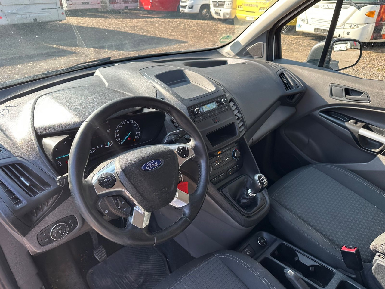 Ford Grand Tourneo 1.5 EcoBlue 74kW Auto Trend - 승합차 : 사진 5 Ford Grand Tourneo 1.5 EcoBlue 74kW Auto Trend - 승합차 : 사진 5